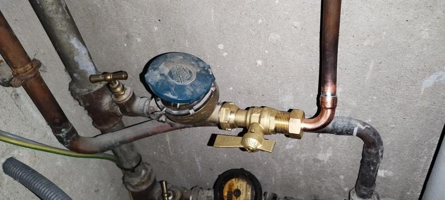 Compteur d'eau avec nouvelle vanne d'arrêt et cuivre neuf, après intervention