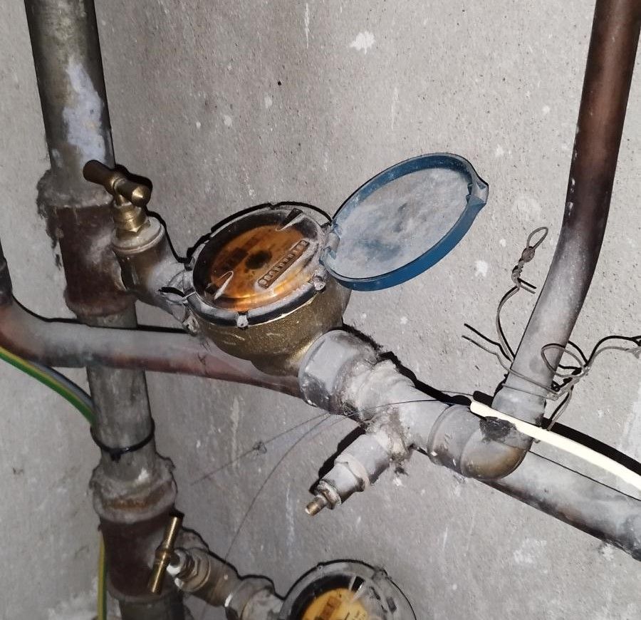 Compteur d'eau avec ancienne tuyauterie, avant intervention