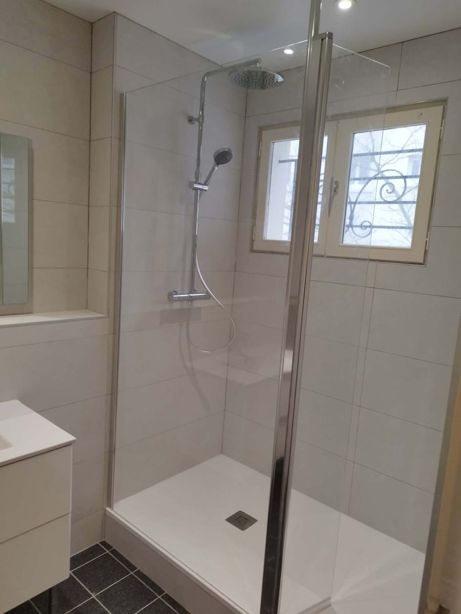 Douche à l'italienne avec paroi de verre