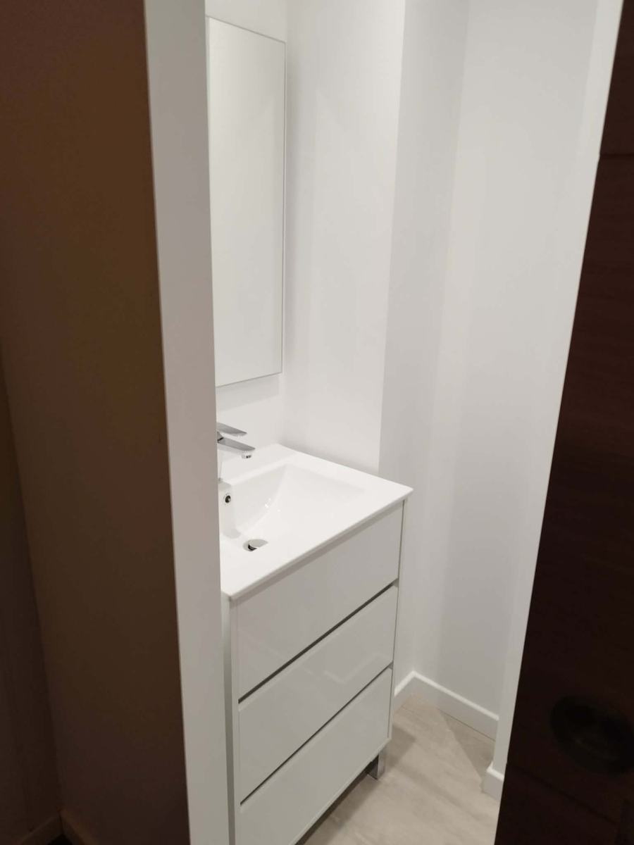 Meuble vasque blanc avec miroir et mitigeur
